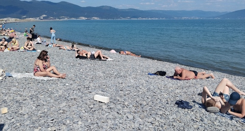 Курортный вайб: на пляжах Новороссийска уже становится многолюдно