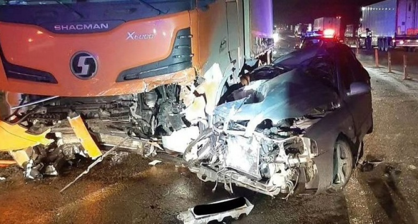 На Кубани грузовик подмял под себя легковушку: два человека погибли 