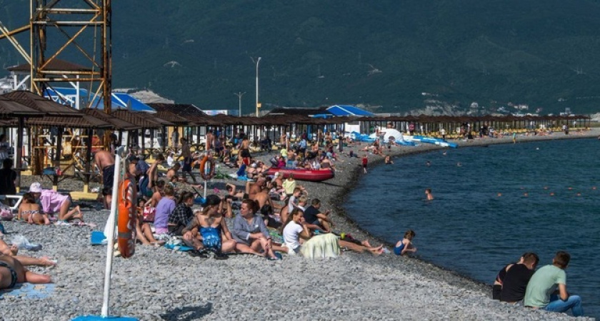 На пляжах Новороссийска уже аншлаг: вода в Черном море прогрелась до плюс 18 градусов