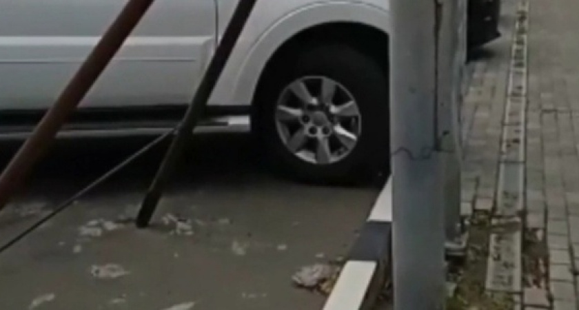 Нанотехнологии в действии: новороссийцы заметили, что одну из опор ЛЭП в городе подпирает ненадежная самодельная конструкция