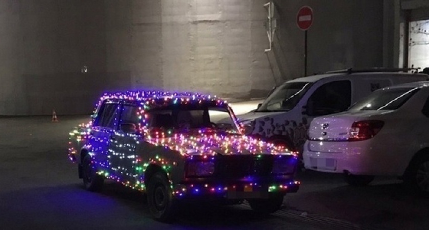 Светится, как елка! В Новороссийске заметили необычный автомобиль