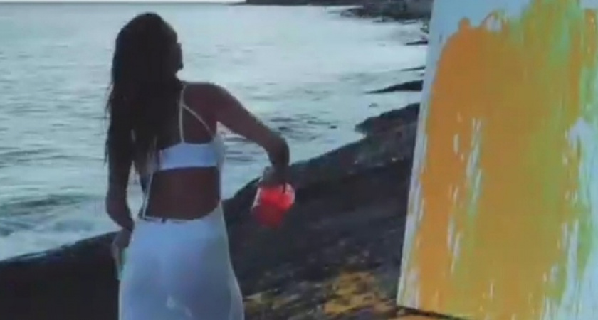 «Это нормально вообще?»: в Новороссийске художница с сигаретой в зубах выливает ведра с краской прямо в море