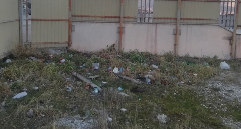 На набережной Новороссийска появилась мусорная свалка