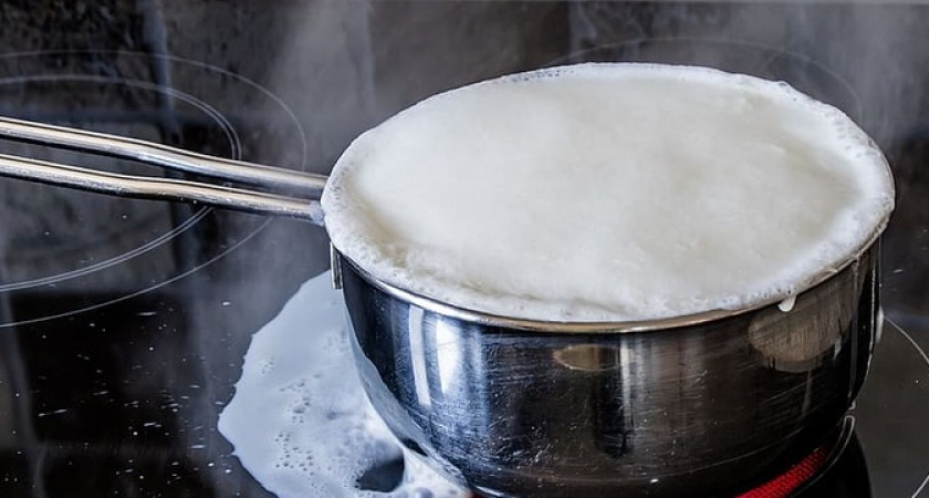 Сварите лук в молоке и выпейте: на утро ахнете от результата