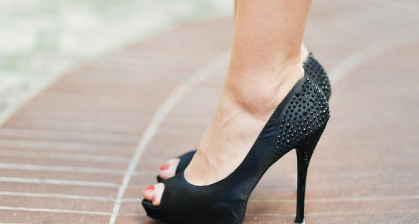 Обувь больше не натирает ноги летом: обработайте ее этим «шариком»