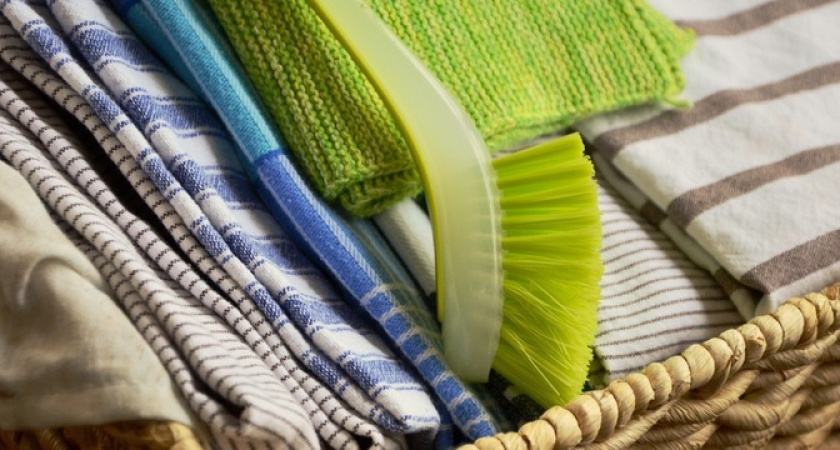 Засаленные кухонные полотенца станут как новые: никакого замачивания и кипячения — копеечный способ