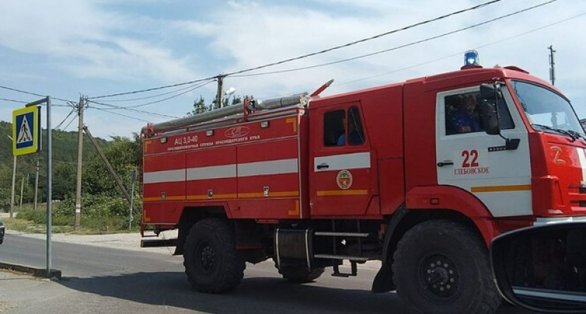 В Абрау-Дюрсо снова начался пожар: загорелись деревья около леса. Жители Новороссийска сняли на видео пламя и вызвали пожарных