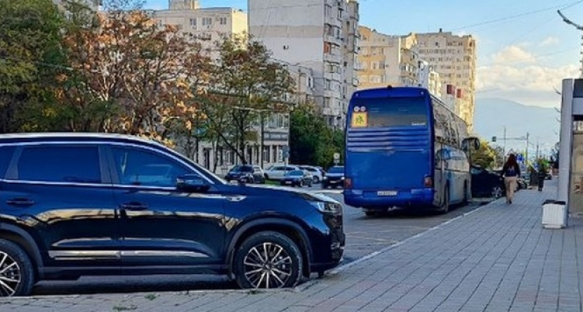 Автомобилисты превратили остановки общественного транспорта в Новороссийске в бесплатные парковки