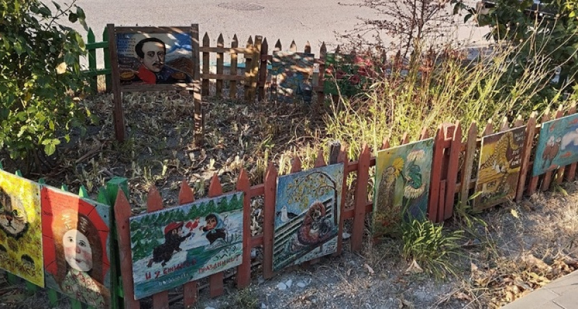 Пруд с лилиями и картинная галерея: самые необычные палисадники во дворах многоэтажек Новороссийска