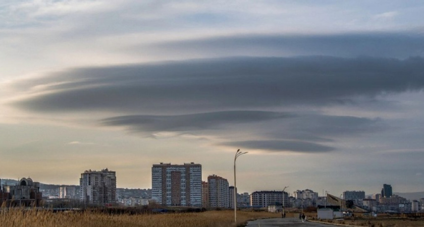 Над Новороссийском зависла «тарелка инопланетян»: необычные облака в лучах закатного солнца