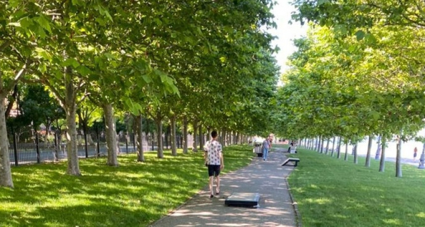 На набережной Новороссийска установили модульные элементы скейт-парка