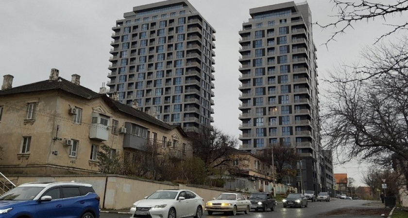 Обшарпанные коммуналки на фоне модных небоскребов: архитектурные контрасты Новороссийска