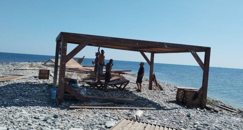 На острове Суджук в Новороссийске рабочие начали восстанавливать поваленные ветром конструкции