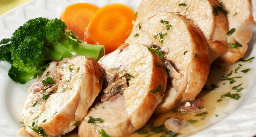 Удивите всех гостей: рецепт необычного вкусного рулета к новогоднему столу