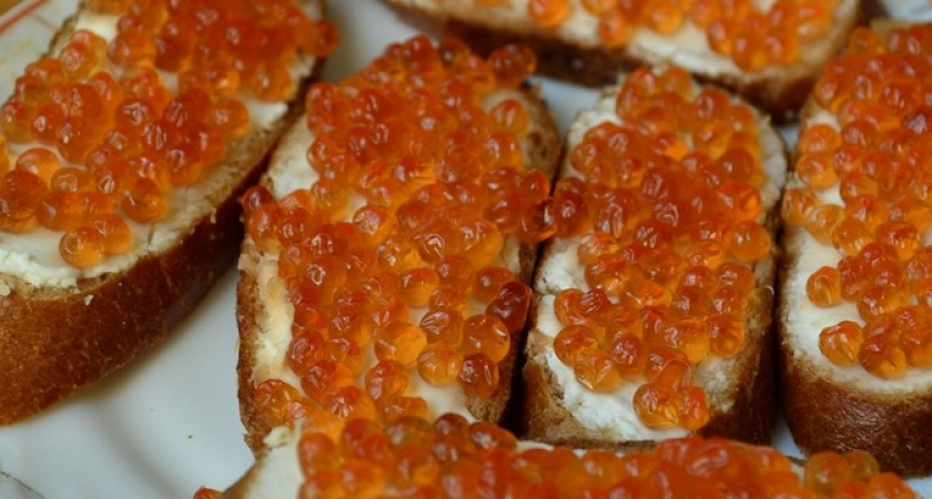 Сметут со стола — 2024-го им не видать: рецепт улетных бутербродов с красной икрой