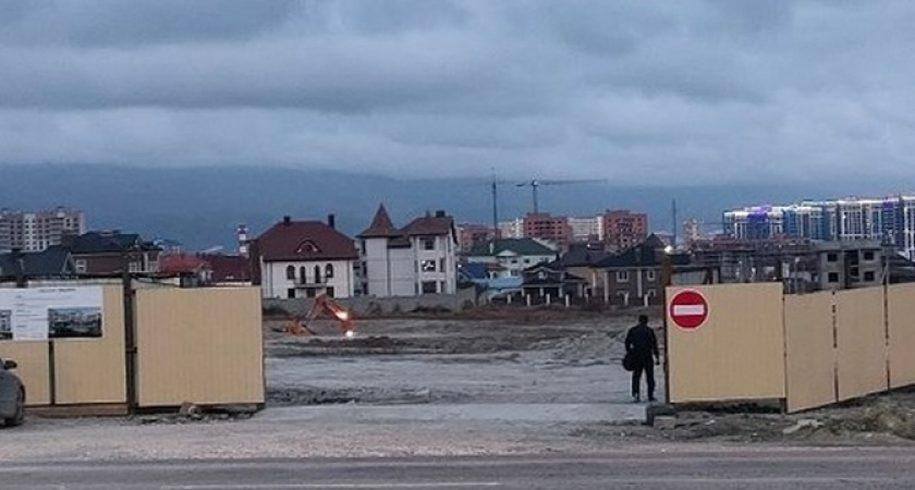 Забор стройки ЖК «Южный парк» в Новороссийске уже три месяца блокирует выезд жителям нескольких улиц