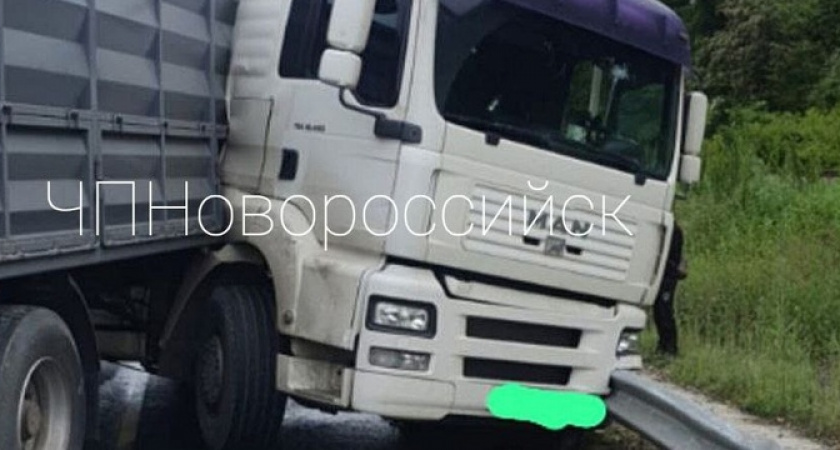 Поиск свидетелей ДТП под Новороссийском: водитель фуры утверждает, что врезался в отбойник по вине большегруза