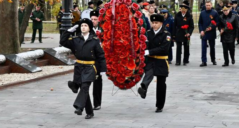 Новороссийск помнит: в городе-герое отмечают День Героев Отечества 