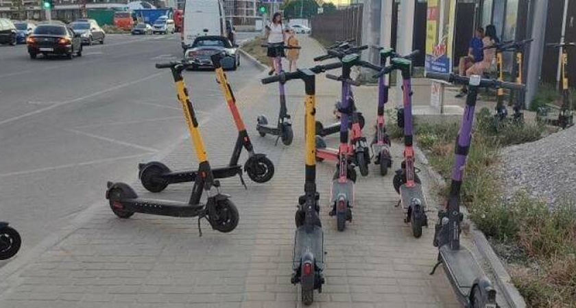 Агрессивная реклама или отсутствие культуры парковки: новороссийцы жалуются на заставленные самокатами тротуары