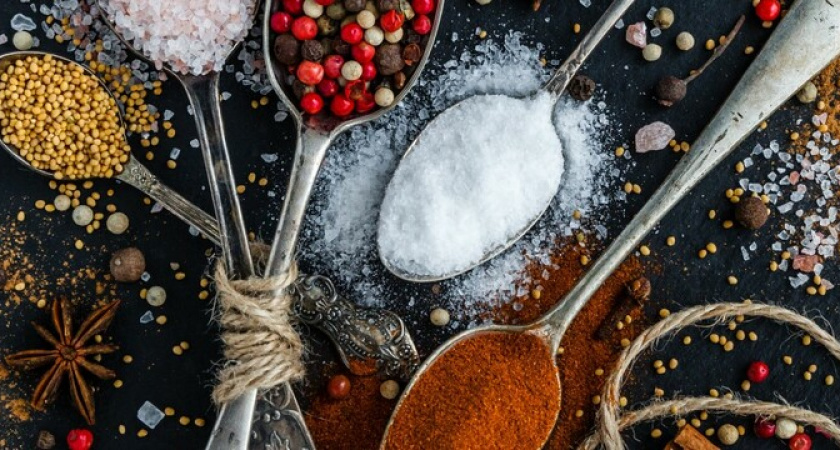 Одна щепотка: врачи рассказали, какие специи поправят быстро здоровье 