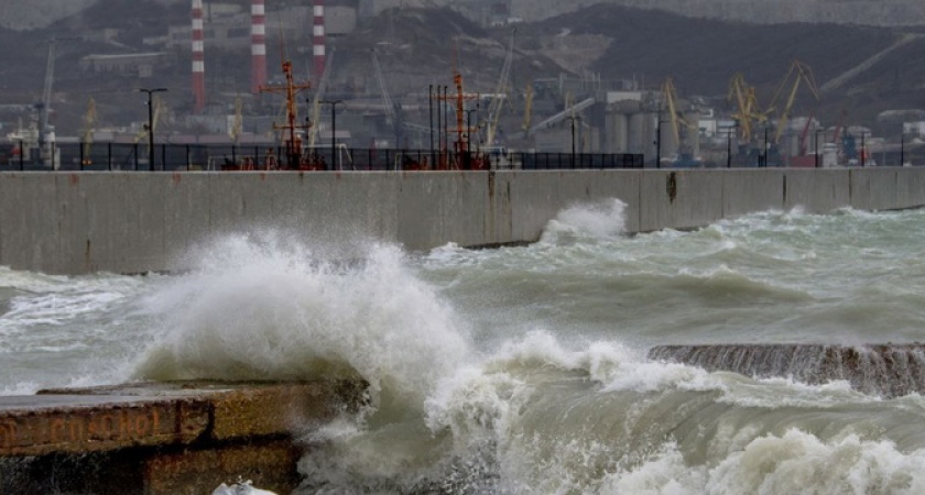 «Море волнуется раз…»: фотоподборка бушующего моря в Новороссийске