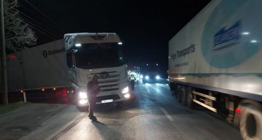 В Новороссийске фура насмерть сбила пешехода: мужчина перебегал трассу в темноте