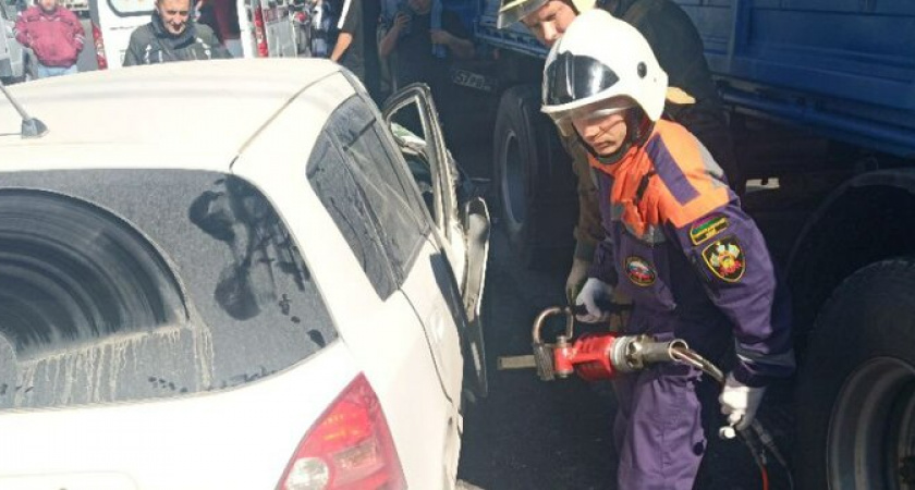 Жуткое ДТП в Новороссийске: после столкновения легковушки с грузовиком водителя пришлось вырезать из салона