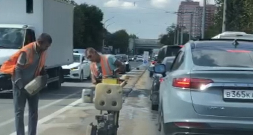 В Новороссийске на Анапском шоссе строят разделительный островок