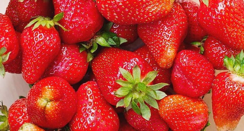 Сладкую и спелую клубнику будете собирать ведрами благодаря 1 хитрости