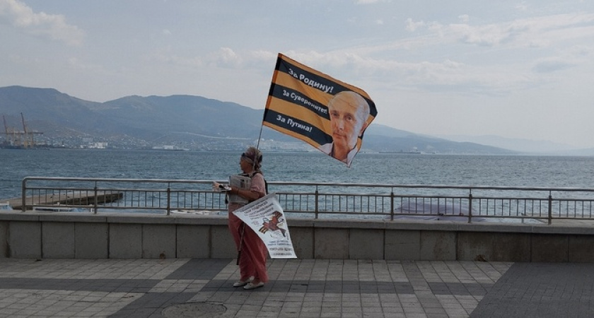 «За Родину! За суверенитет! За Путина!»: в Новороссийске женщины раздают патриотические газеты
