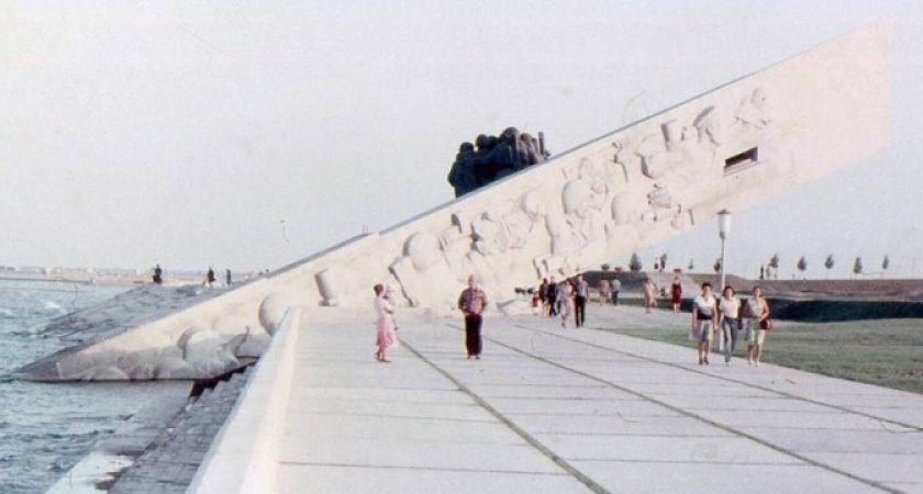 «Купались здесь далеко не всегда!»: активисты показали ретрофото, на которых видно, что в 80-х годах пляжа у мемориала «Малая Земля» в Новороссийске не было