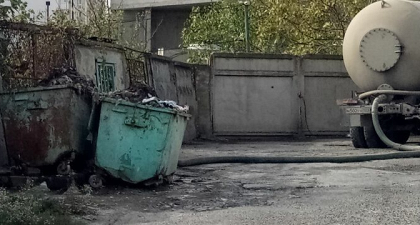 «Вонь стоит на весь южный район!»: в Новороссийске из-за отсутствия крышек на сливной станции КНС горожане задыхаются от запахов фекалий
