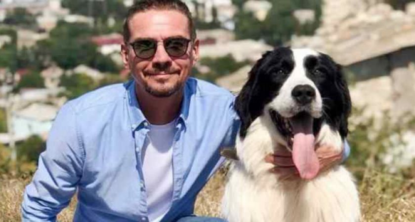  Актер Денис Никифоров поздравил пса Бима с днем рождения на съемках сериала в Новороссийске