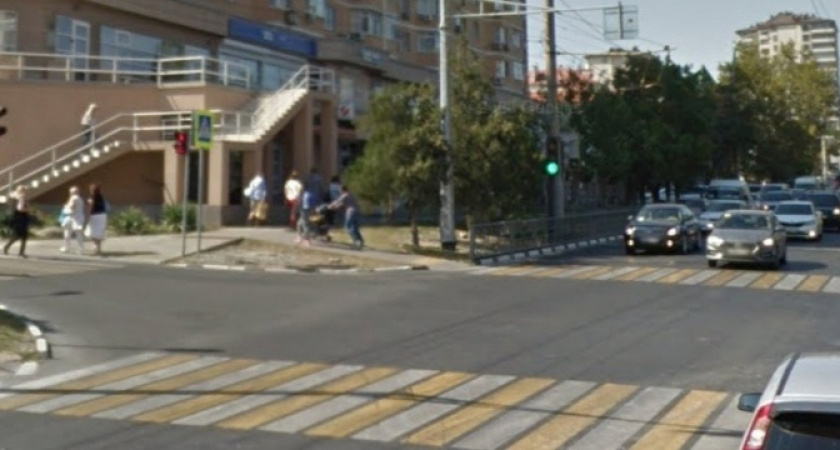 В Новороссийске 9-летний мальчик перебегал дорогу на «красный» и попал под машину