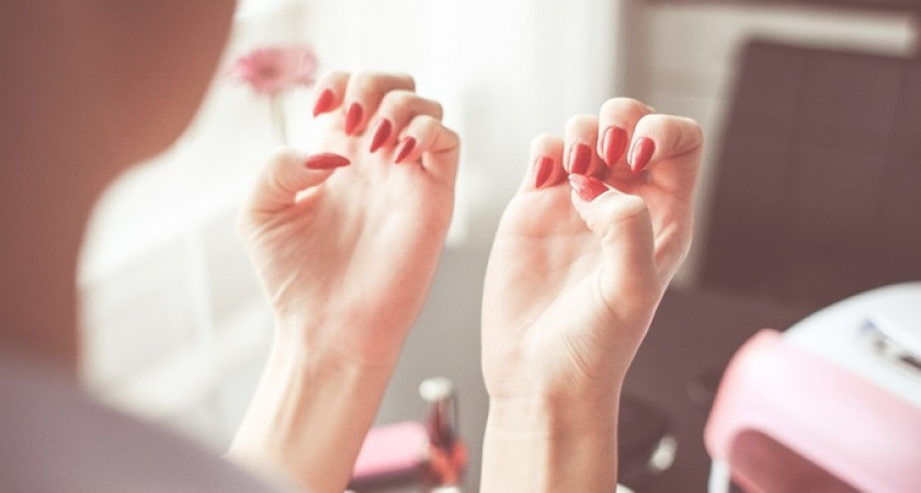 Мерцающий снег и елочки: 6 топовых идей дизайна ногтей на Новый год