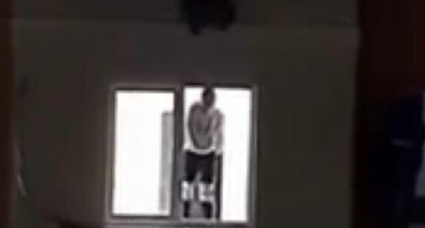 Спасатель ударом двух ног затолкал в квартиру девушку, которая стояла на краю окна многоэтажки в Краснодаре