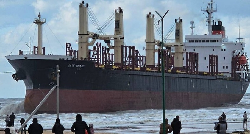 Сухогруз «Blue Shark» под Анапой не могут сдвинуть с места 