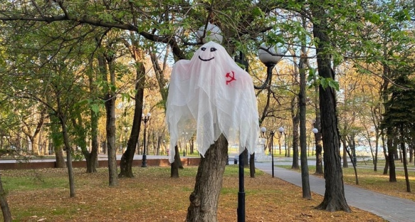 Над Новороссийском повис призрак коммунизма: на городской алле появились странные куклы