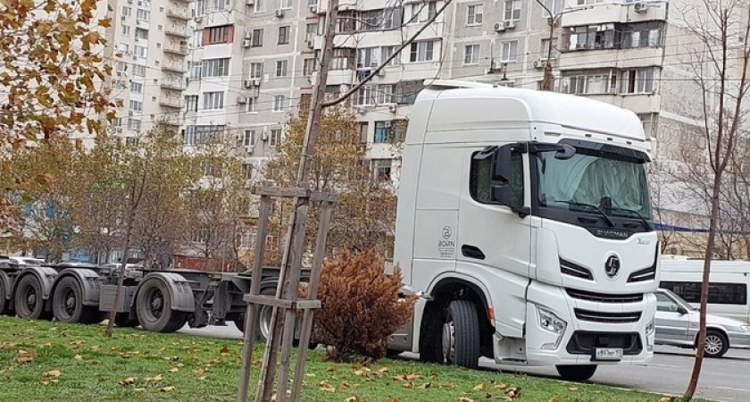 «Разве что на Советов еще не стоят!»: припаркованные фуры заполонили улицы Новороссийска - подборка свежих фото