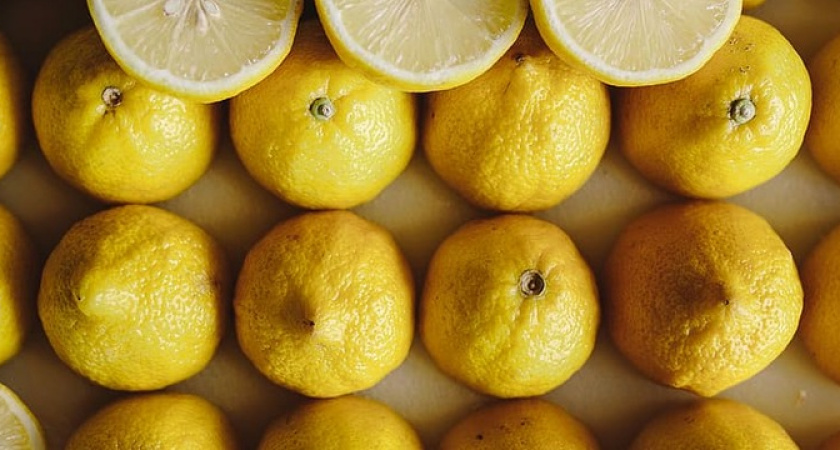 Сварите один лимон и выпейте воду натощак: утром не признаете себя в зеркале