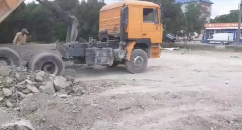 В поселке Владимировка под Новороссийском идет засыпка ущелья, в котором растет густой лес