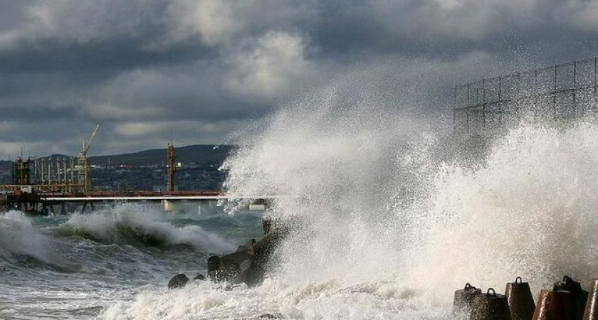 Такого еще не было! Невероятный шторм надвигается на Новороссийск: высота волн до 6 метров 
