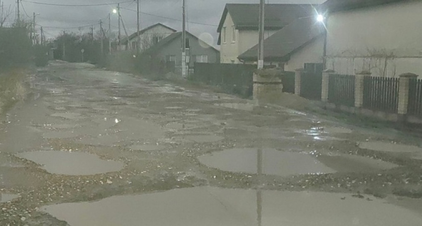 «Кто оплатит ремонт авто и переломанные ноги пешеходов?»: жители горы Великой в Новороссийске жалуются на разбитые дороги