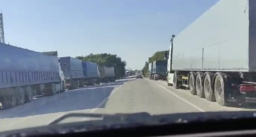  Под Новороссийском большегрузы «убивают» дороги 