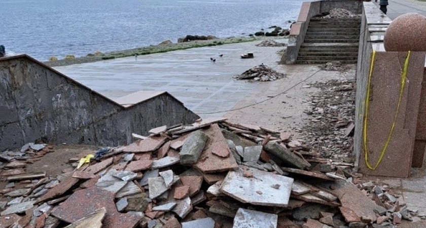 На набережной Новороссийска начали сносить гранитную плитку