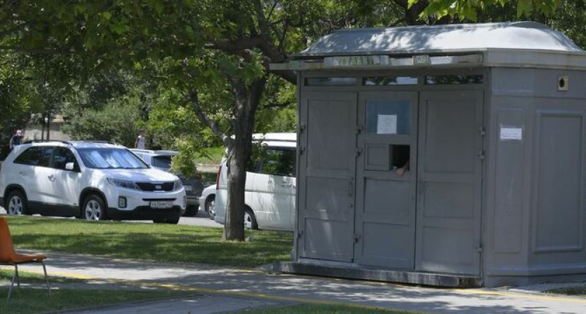 «Безобразие! Как такое может быть?»: новороссийцы пожаловались на закрытые по вечерам туалеты на городской набережной 