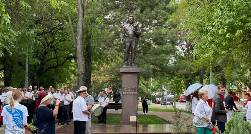  На открытии аллеи Брежнева в Новороссийске присутствовал правнук генерального секретаря