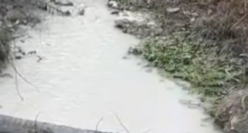 В Суджукскую лагуну Новороссийска стекает цементный ручей