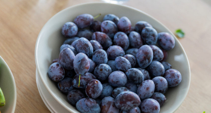 Гастроэнтеролог рассказала, сколько нужно есть сливы, чтобы избавиться от тромбов