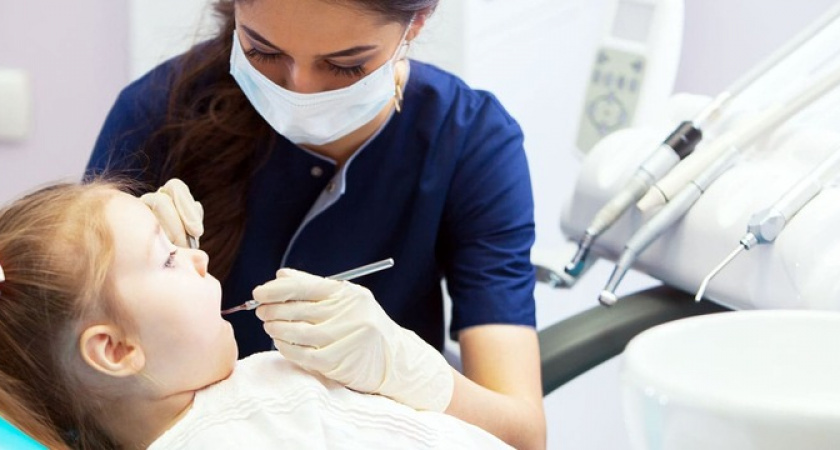 «Дочь кричала от боли, платье было испачкано кровью»: жительница Новороссийска рассказала, что в одной из платных клиник города ее дочери не смогли качественно удалить молочный зуб